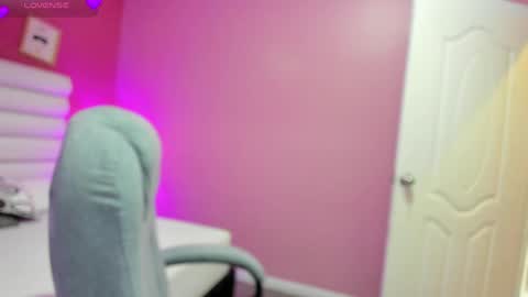 Snapshot of violet_sinclair chatting on May 16, 11:20 am violet_sinclair online show from May 16, 11:20 am