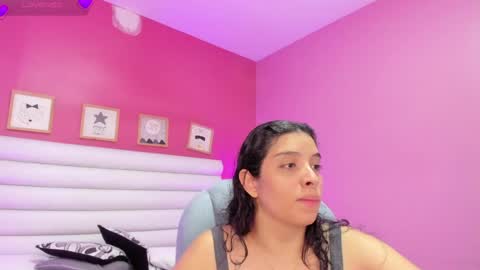 Snapshot of violet_sinclair chatting on May 21, 11:17 am violet_sinclair online show from May 21, 11:17 am