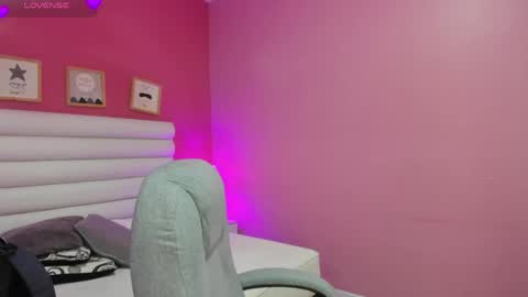 Snapshot of violet_sinclair chatting on May 23, 11:25 am violet_sinclair online show from May 23, 11:25 am