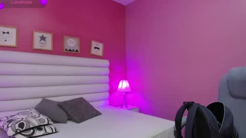 Snapshot of violet_sinclair chatting on May 26, 11:06 am violet_sinclair online show from May 26, 11:06 am
