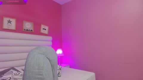 Snapshot of violet_sinclair chatting on June 2, 11:34 am violet_sinclair online show from June 2, 11:34 am