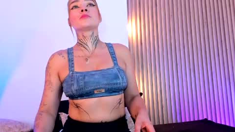 Snapshot of violeta_queen11 chatting on June 1, 1:46 pm Violeta online show from June 1, 1:46 pm