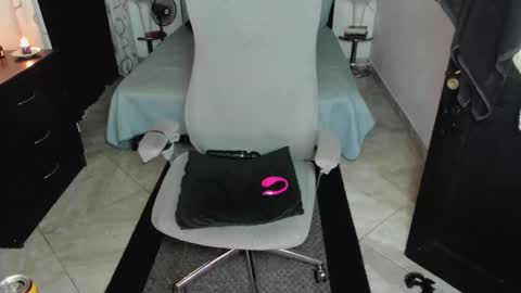 Snapshot of violetacrow chatting on March 31, 2:35 am Violeta online show from March 31, 2:35 am