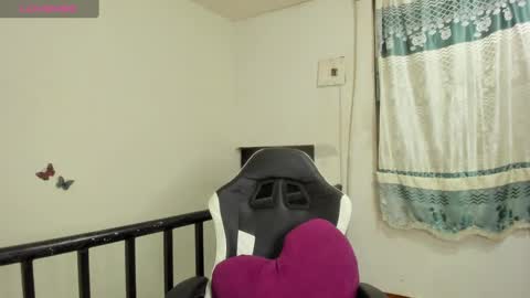 Snapshot of violetalee chatting on February 23, 1:24 am Jimena online show from February 23, 1:24 am