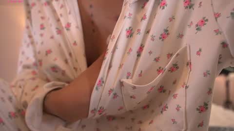 Snapshot of violeth___ chatting on June 22, 10:23 am violeth___ online show from June 22, 10:23 am