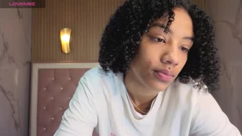 violeth_b online show from December 16, 1:05 pm