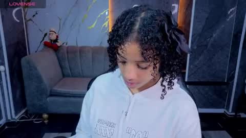 violeth_b online show from April 17, 1:36 pm