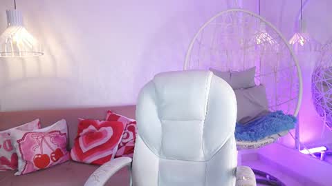 Snapshot of violetjonesx chatting on June 16, 11:35 am violetjonesx online show from June 16, 11:35 am