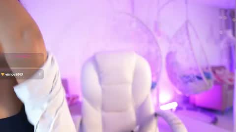 Snapshot of violetjonesx chatting on July 2, 11:38 am violetjonesx online show from July 2, 11:38 am
