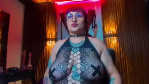Snapshot of violett_8 chatting on July 20, 10:45 pm violett_8 online show from July 20, 10:45 pm