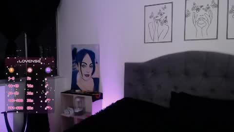 violett  Independent model online show from May 5, 2:30 am