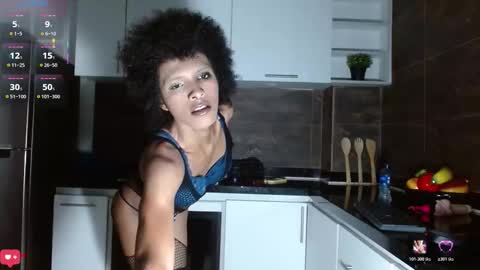 V I O L E T T E  online show from March 4, 4:13 pm