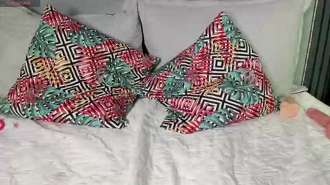 V I O L E T T E  online show from April 16, 9:39 pm