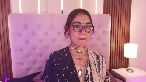 Snapshot of violettaalemida chatting on January 19, 1:15 pm violettaalemida online show from January 19, 1:15 pm