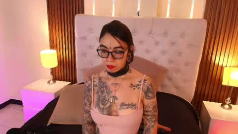 Snapshot of violettaalemida chatting on July 8, 4:17 am violettaalemida online show from July 8, 4:17 am