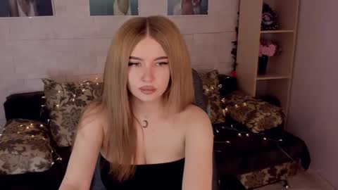 Snapshot of violettaotis chatting on January 3, 11:35 am ViolettaOtis online show from January 3, 11:35 am