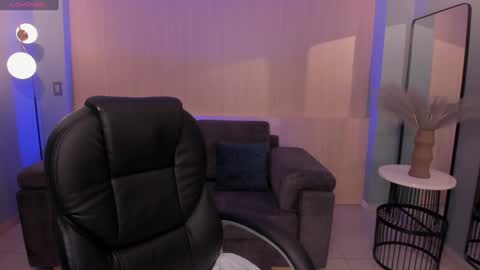 Violett Castel online show from February 2, 5:26 pm