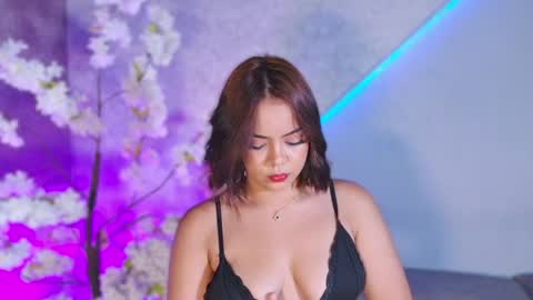 violettcollins online show from April 13, 10:37 pm