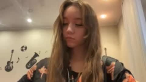 Snapshot of violettecaneva chatting on December 3, 5:48 am Mira online show from December 3, 5:48 am