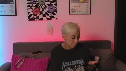 Snapshot of violettgrey_ chatting on April 27, 12:52 am Violet online show from April 27, 12:52 am