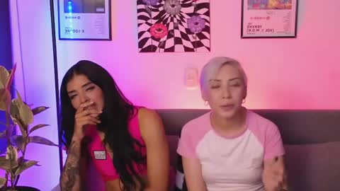 Snapshot of violettgrey_ chatting on May 15, 12:39 am Violet online show from May 15, 12:39 am