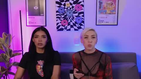 Snapshot of violettgrey_ chatting on May 31, 12:19 am Violet online show from May 31, 12:19 am