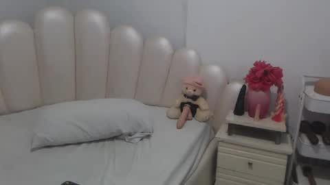 violetxia_ online show from May 20, 5:02 am