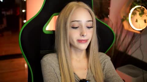 Snapshot of virtualexis chatting on November 25, 8:09 pm virtualexis online show from November 25, 8:09 pm