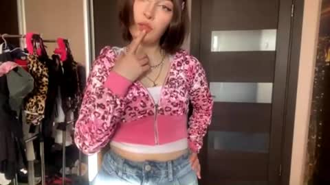 virusdoll online show from April 15, 1:51 pm