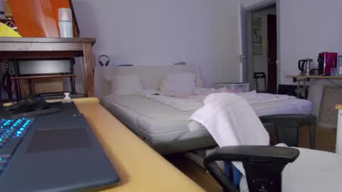 viahuer7 online show from April 2, 6:05 pm