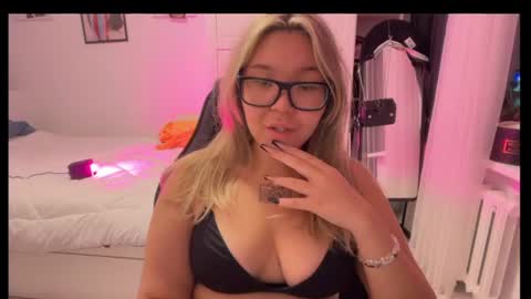 Snapshot of viva_lovee chatting on July 7, 3:49 pm viva_lovee online show from July 7, 3:49 pm