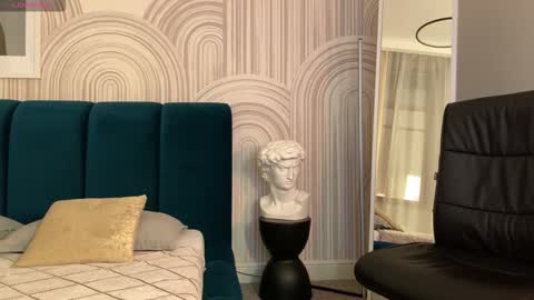 Vivian Evans online show from February 7, 12:14 am