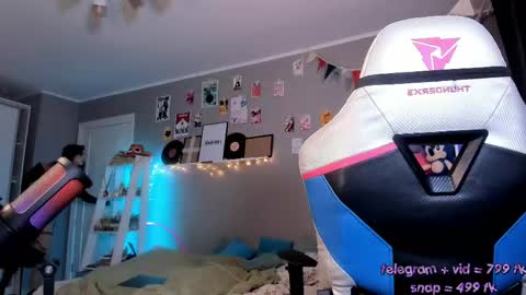 vivian_qwerty online show from May 14, 4:52 am