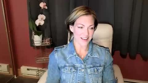 Snapshot of vivianluxe chatting on October 27, 12:47 am VivianLuxe online show from October 27, 12:47 am