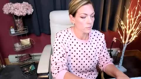 Snapshot of vivianluxe chatting on November 1, 9:28 pm VivianLuxe online show from November 1, 9:28 pm