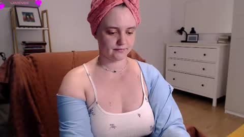 Snapshot of vivianmarble chatting on June 29, 11:10 am Lela online show from June 29, 11:10 am