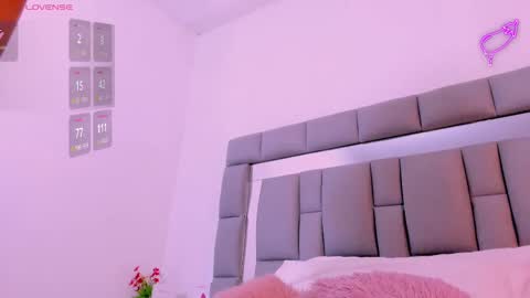 Snapshot of vivianne_scott chatting on September 19, 12:06 pm Vivi online show from September 19, 12:06 pm