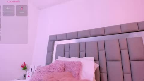 Snapshot of vivianne_scott chatting on October 3, 12:02 pm Vivi online show from October 3, 12:02 pm