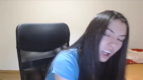 Snapshot of vivianngray chatting on December 17, 4:00 pm Vivian Gray online show from December 17, 4:00 pm