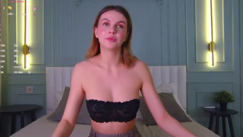 Snapshot of vivien_ronal chatting on May 16, 7:45 pm Sophia online show from May 16, 7:45 pm