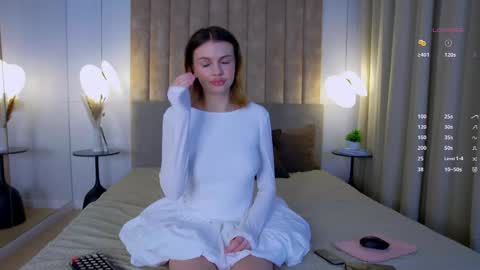 Snapshot of vivien_ronal chatting on June 1, 7:37 pm Sophia online show from June 1, 7:37 pm