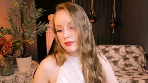 Snapshot of vivienleeigh chatting on November 27, 9:11 am Vivien online show from November 27, 9:11 am