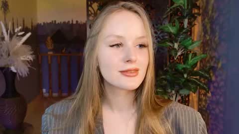 Snapshot of vivienleeigh chatting on November 28, 2:09 pm Vivien online show from November 28, 2:09 pm