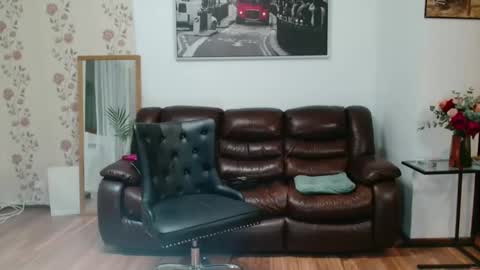 vivienne online show from February 19, 7:27 pm