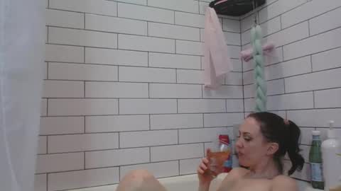 viviennoir online show from January 14, 8:20 am