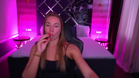 Snapshot of vixenmuse chatting on October 13, 1:00 pm Ur Lady online show from October 13, 1:00 pm