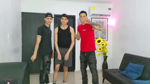 Snapshot of voyeurism_guys chatting on May 5, 11:02 pm voyeurism_guys online show from May 5, 11:02 pm