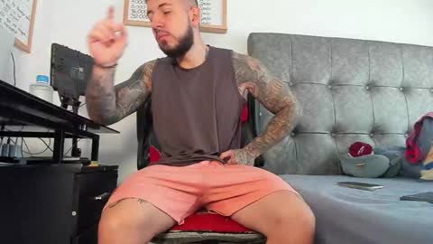 Snapshot of vyxen_ chatting on February 9, 1:04 pm vyxen_ online show from February 9, 1:04 pm