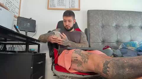 Snapshot of vyxen_ chatting on February 13, 2:24 pm vyxen_ online show from February 13, 2:24 pm