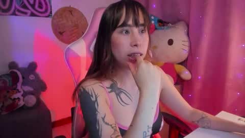 Snapshot of waifu_aika chatting on November 17, 3:23 am AIKA online show from November 17, 3:23 am